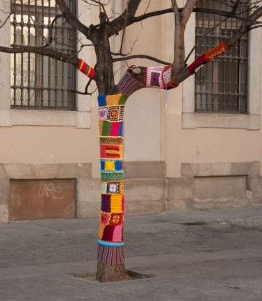 Yarn bombing - Tree in Madrid